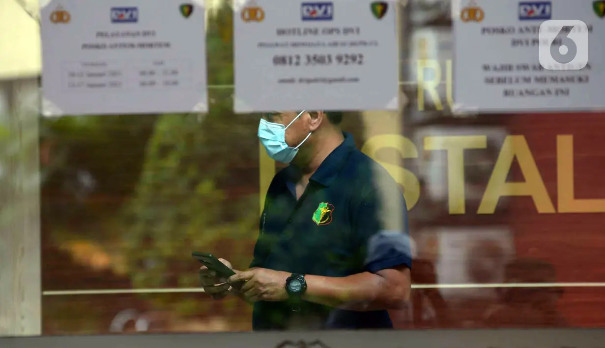 Polisi berjalan di Posko Ante Mortem-DVI RS Polri Jakarta, Selasa (12/1/2021). Hingga saat ini, tim DVI masih mengumpulkan sampel DNA penumpang pesawat Sriwijaya Air SJ 182 yang jatuh di perairan Kepualauan Seribu. (merdeka.com/Imam Buhori)