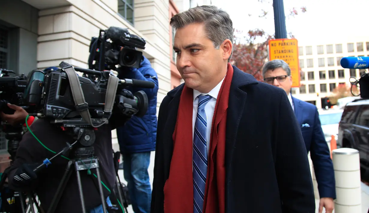 Jurnalis CNN, Jim Acosta menghadiri sidang tuntutan di pengadilan federal, Washington, Rabu (14/11). Sidang terkait pencabutan hak konstitusional Jim Acosta untuk meliput setelah terlibat perselisihan dengan Presiden Donald Trump. (AP/Manuel Balce Ceneta)