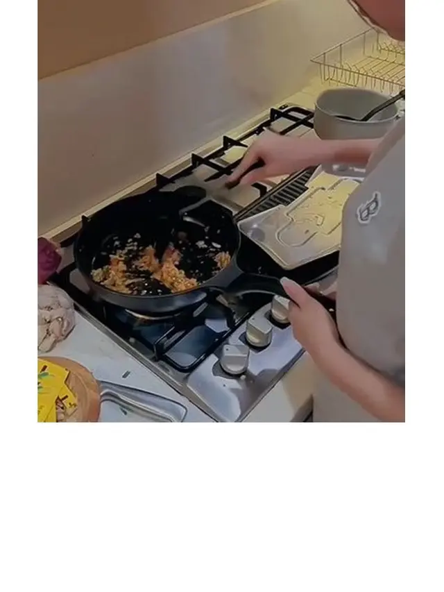 7 Potret Azizah Salsha Saat Masak, Netizen: Siap Bikin Sarapan Buat Arhan