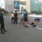 Pesepada ditabrak mobil di kawasan Bundaran HI, Jakarta pada Jumat (12/3) pagi. Pesepeda tersebut diduga menjadi korban tabrak lari. (Dok: TMC Polda Metro Jaya)