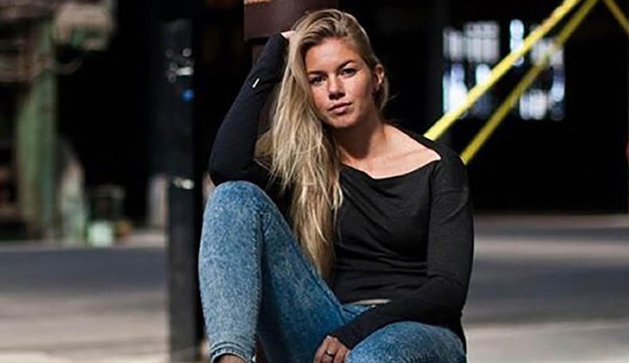 Pesepak bola dengan tinggi 170 centimeter ini memiliki paras cantik dan bentuk tubuh yang molek. (Bola.com/Instagram/Anoukhoogendijk)