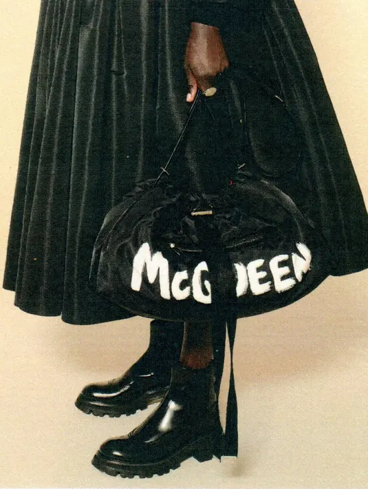 Ada juga sebuah tas tengkorak kecil, dihiasi dengan logo grafiti, dijual seharga 540 pound. (Foto: Alexander McQueen)