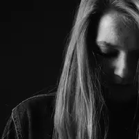 Sedih boleh, tapi jangan terlalu larut. Sebab, ada yang lebih baik di depan sana. (Sumber foto: pexels.com)