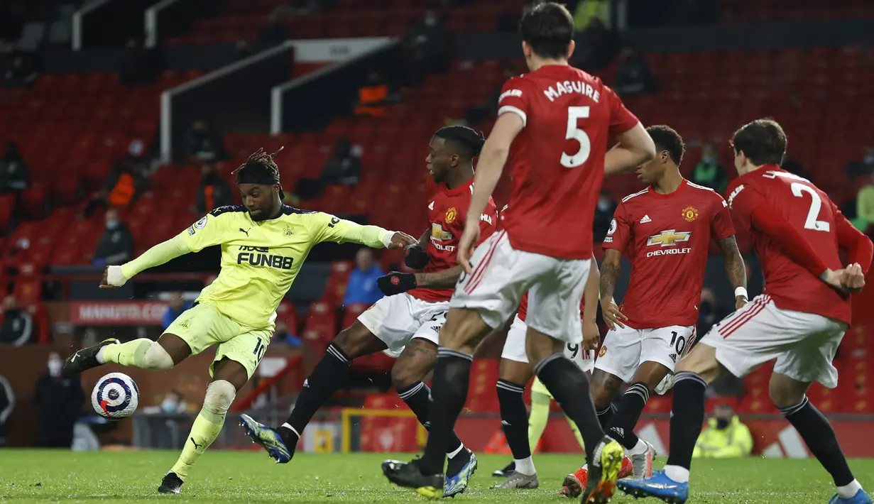 Newcastle sukses menyamakan skor berkat tembakan first time Saint-Maximin (kiri) memanfaatkan bola rebound yang gagal dihentikan David de Gea. (Foto: AP/Pool/Phil Noble)