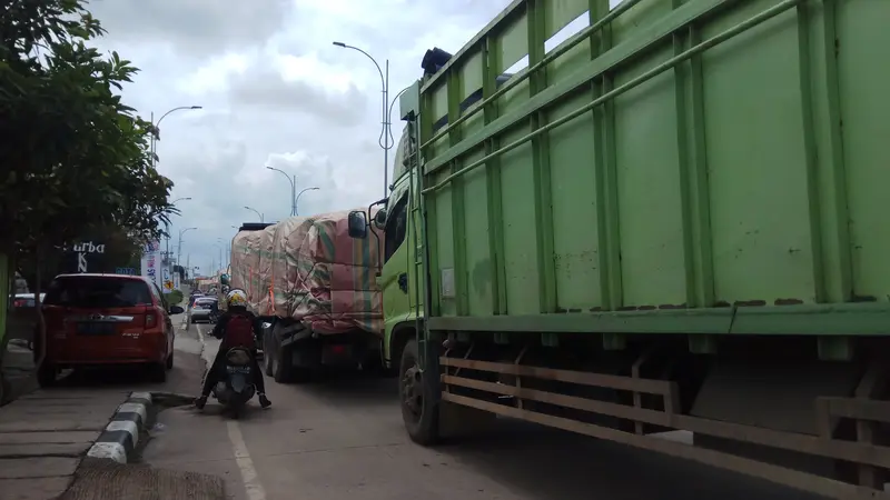 Truk di jalan raya