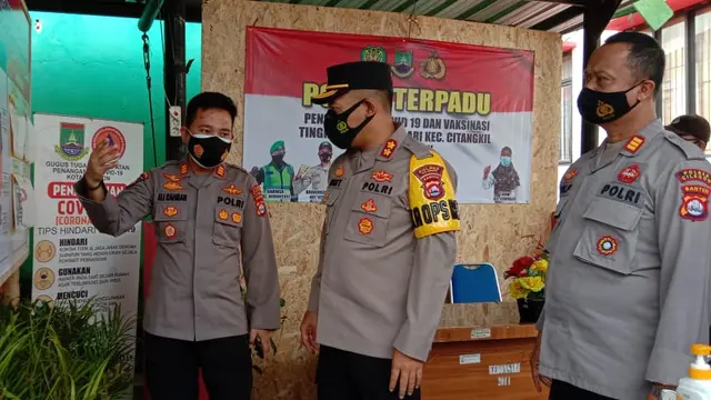Kapolres Cilegon, AKBP Sigit Haryono Bersama Kapolsek Cilegon, AKP Ali Rahman, Di Posko PPKM Covid-19. (Sabtu, 12/02/2021). (Dokumentasi Polsek Ciwandan).