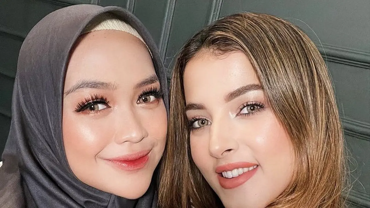 Tasya Farasya Ubah Wajah Ria Ricis dengan Gaya Makeup Korean Look