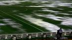 Seorang kamerawan berdiri di pinggir lapangan Stadion Monumental, Buenos Aires, Argentina, yang banjir karena guyuran hujan deras sebelum laga Kualifikasi Piala Dunia 2018 antara Argentina melawan Brasil. Jumat (13/11/2015) WIB. (Reuters/Marcos Brindicci)