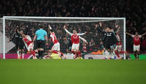 Pemain Arsenal, Gabriel Magalhaes (ketiga dari kiri), merayakan gol pada laga Premier League/Liga Inggris antara Arsenal vs Aston Villa di London, Selasa, 30 Desember 2025. (AP Photo/Alastair Grant)