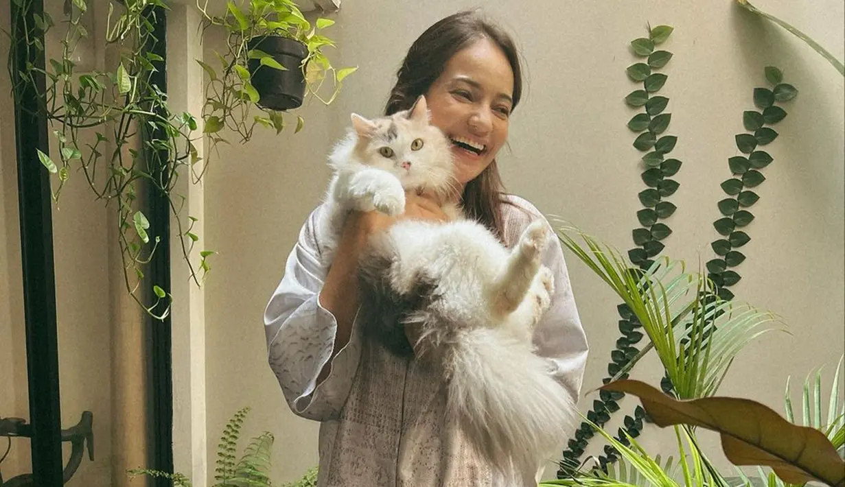 Pemilik nama panjang Enzy Storia Leovarisa ini terkenal dengan guyonannya yang lucu saat memandu acara talkshow. Enzy yang receh ternyata juga sering tertawa dan tanpa sengaja diabadikan melalui lensa kamera. Foto candid Enzy bersama kucing peliharaan ini banjir like dan komentar dari netizen. (Liputan6.com/IG/@enzystoria)