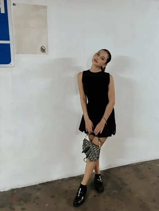 Meski bergaya latina makeup, Sandrina Michelle tampil effortless dengan rambut sleek ponytail [@sandrinna_11]