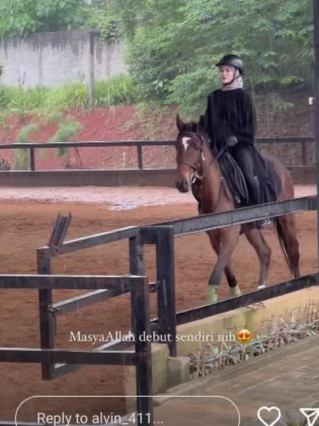 Punya Hobi Baru, Ini 7 Potret Henny Rahman Latihan Berkuda