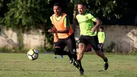 Pemain Asing Persebaya, Damian Lizio (kanan) dan Andri Muliadi. (Bola.com/Aditya Wany)