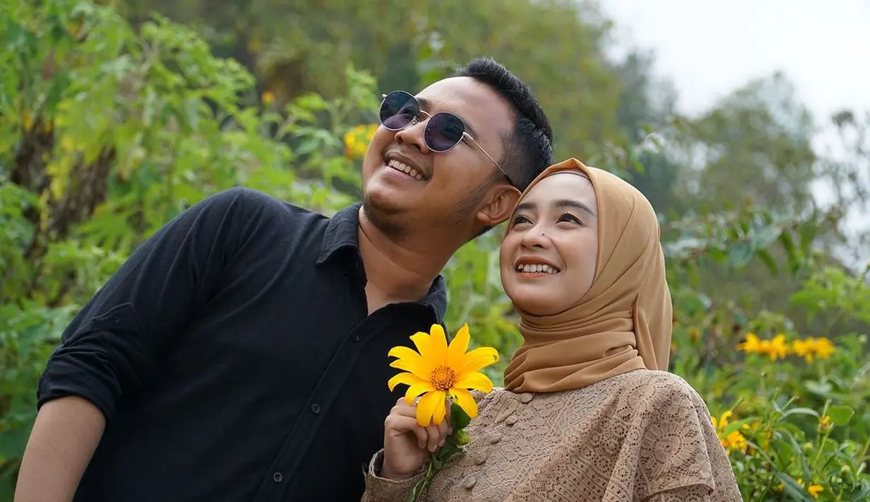 Kerja keras Ega Noviantika berbuah manis. Ega berhasil menyelesaikan kuliahnya ditengah padatnya kesibukannya. Sekedar informasi, Ega dan Rafly menikah pada tahun 2019 silam. Dari pernikahannya, telah dikaruniai dua orang anak. [Instagram/eganoviantika_98]