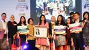 Wapemred SCTV, Endah Saptorini (keempat kiri) bersama Tim juri dan peserta News Presenter Competition Emtek Goes To Campus 2017 foto bersama usai acara di Kampus Negeri Semarang, Jawa Tengah, Kamis (6/4). (Liputan6.com/Yoppy Renato)