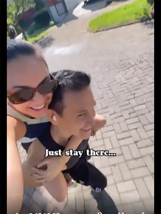 Keduanya sama-sama memiliki hobi olahraga. Beberapa potret dan video mereka kompak saat olahraga bareng. Momen kemesraannya saat olahaga bersama, baik gandengan tangan saat jalan hingga mengendongnya. [Instagram/marcelinolefrandt]