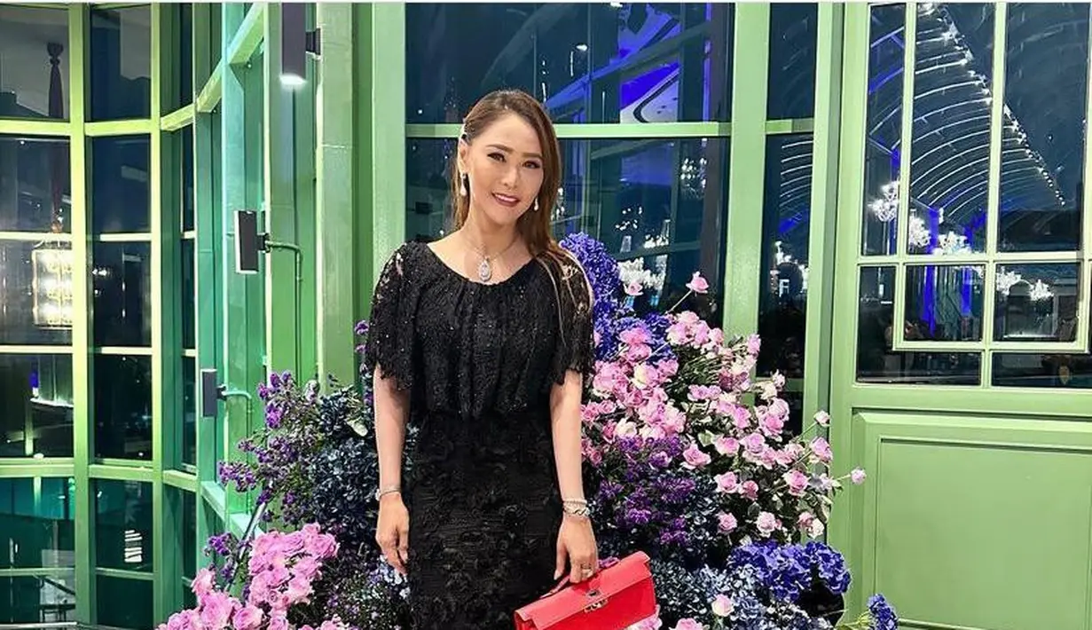 Inul Daratista tampil dengan gaun renda lengan pendek yang dipadu dengan clutch warna merah. [Instagram].
