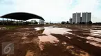 Genangan air terlihat di lokasi proyek pembangunan arena pacuan kuda Pulomas, Jakarta, Rabu (1/2). Kemajuan pembangunan arena pacuan yang akan digunakan dalam Asian Games 2018 itu mencapai 30 persen. (Liputan6.com/Faizal Fanani)