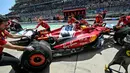 Mekanik mendorong mobil pembalap Ferrari asal Inggris, Lewis Hamilton, di pit saat sesi latihan pertama Formula Satu Grand Prix China di Sirkuit Internasional Shanghai pada 21 Maret 2025. (HECTOR RETAMAL/AFP)
