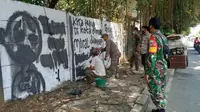 Satpol PP Kota Depok saat menghapus mural di Jalan Raya Citayam, Kota Depok. (Ist)