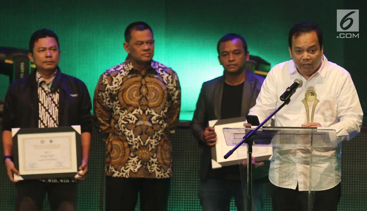 GM Programming Indosiar, Ekin Gabriel Surbakty memberikan sambutan seusai menerima piala pada acara Milad MUI ke-42 dan Anugerah Syiar Ramadan 2017 di Jakarta, Kamis malam (26/7). (Liputan6.com/Herman Zakharia)