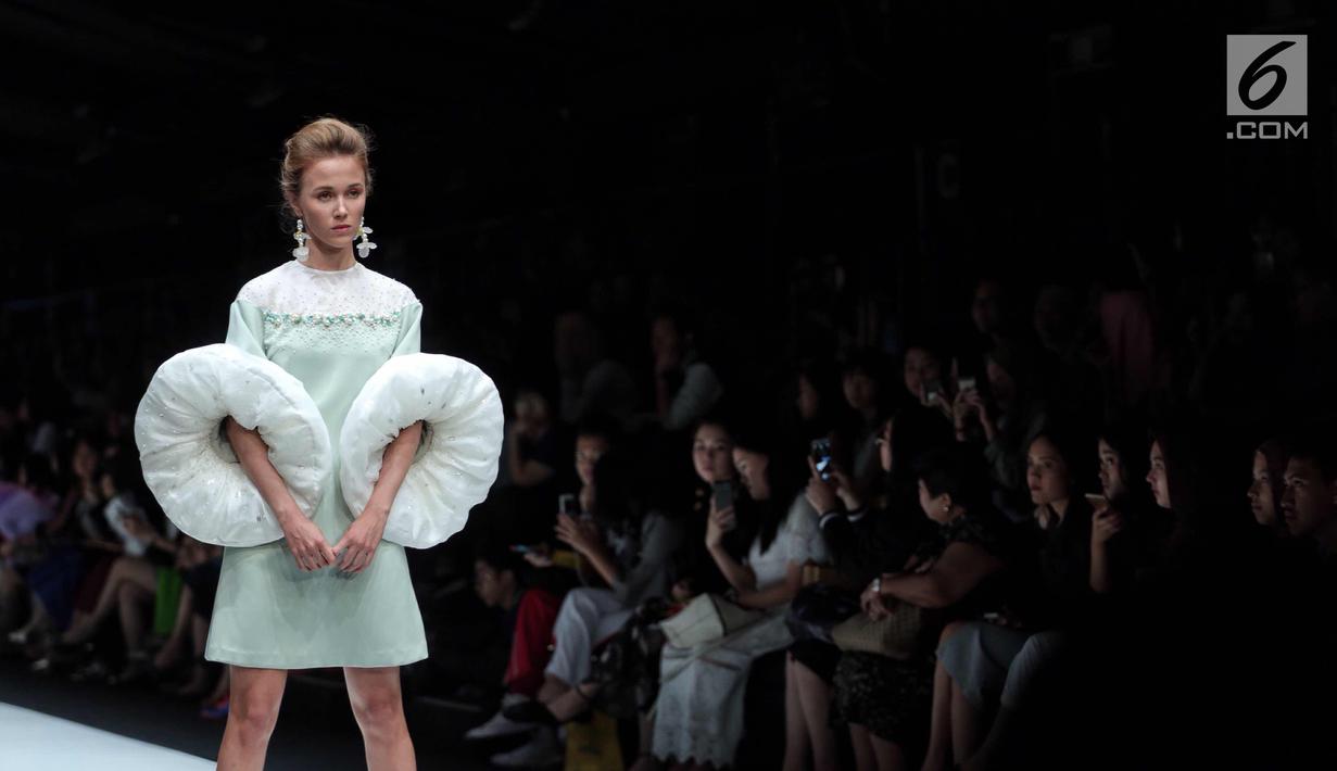 Model berpose diatas catwalk mengenakan karya desainer Bunka School of Fashion dalam ajang Jakarta Fashion Week 2018 di Senayan City, Jakarta, Kamis (26/10). Bunka School of Fashion mengusung “Diversity in Art". (Liputan6.com/Faizal Fanani)