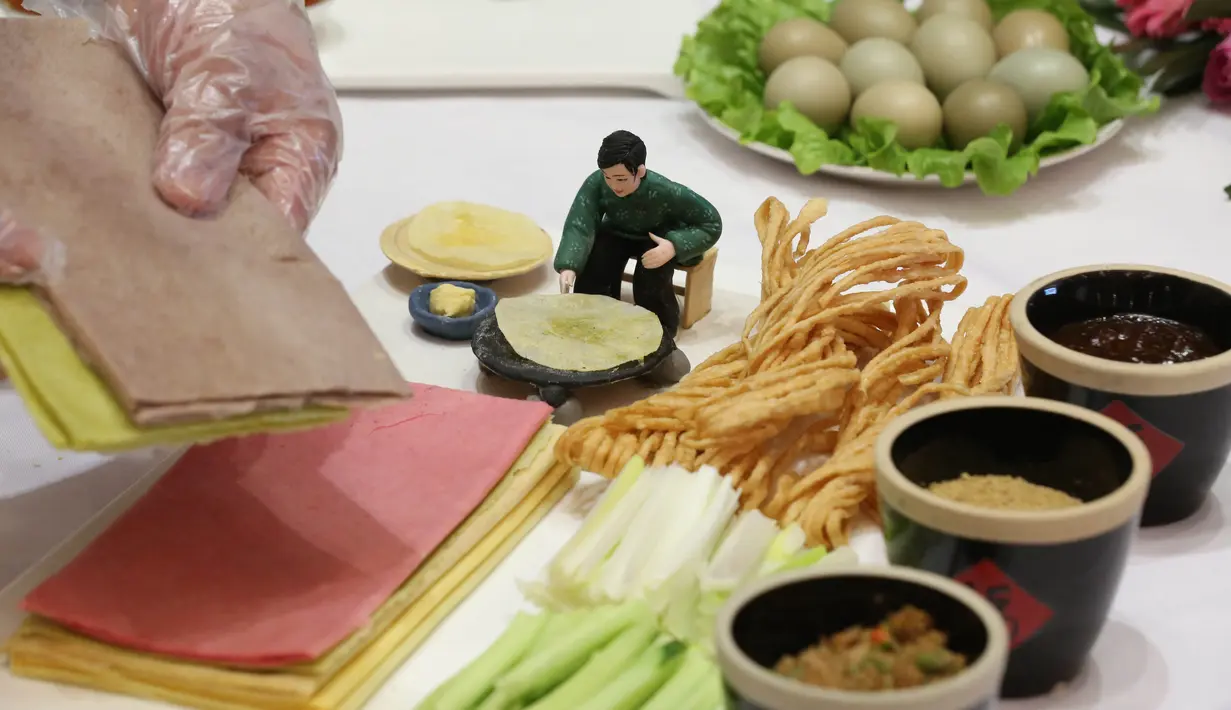 Seorang chef membuat hidangan panekuk dalam sebuah kompetisi memasak di Wilayah Yinan di Kota Linyi, Provinsi Shandong, China timur (12/12/2020). (Xinhua/Wang Yanbing)