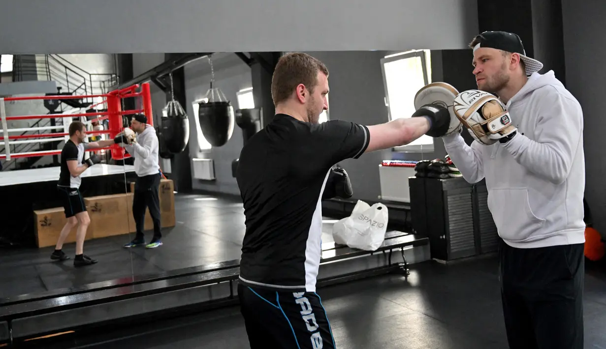 Petinju amatir berlatih di All Stars Boxing Club, Kiev, Ukraina, 10 Mei 2022. Suara hip hop bercampur dengan bunyi pukulan tinju saat sekelompok petinju melepaskan stres terpendam di tengah perang Ukraina. (Sergei SUPINSKY/AFP)