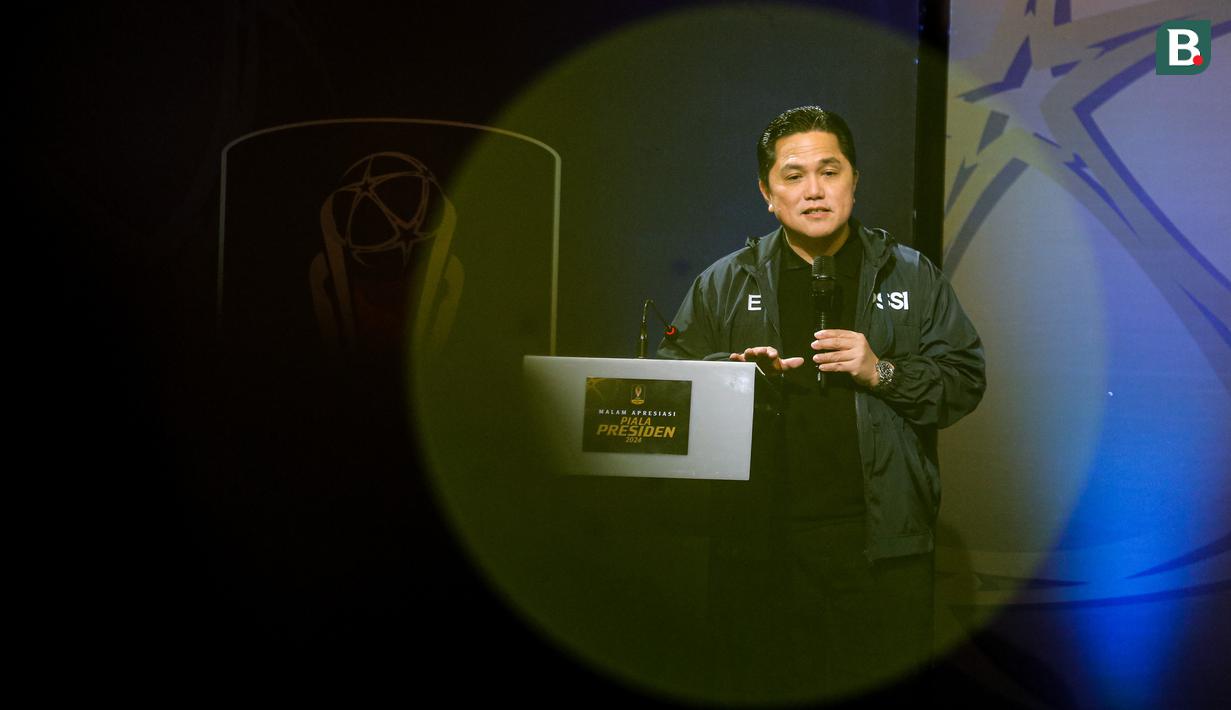 <p>Ketua Umum PSSI, Erick Thohir memberikan sambutan dalam acara Malam Apresiasi Piala Presiden 2024 yang berlangsung di SCTV Tower, Senayan, Kamis (19/12/2024). (Bola.com/Bagaskara Lazuardi)</p>