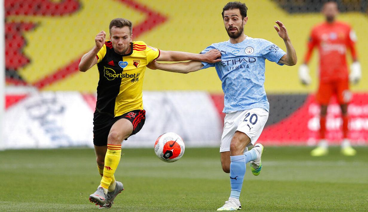 Gelandang Manchester City, Bernardo Silva, berebut bola dengan pemain Watford, Tom Cleverly, pada laga Premier League di Stadion Vicarage Road, Selasa (22/7/2020). Manchester City menang dengan skor 4-0. (Adrian Dennis/Pool via AP)