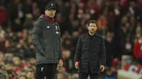 Pelatih Liverpool, Jurgen Klopp (kiri) dan pelatih Atletico Madrid, Diego Simeone melihat pemainnya bertanding pada leg kedua babak 16 besar Liga Champions di di stadion Anfield, Inggris (12/3/2020). Atletico menang atas 3-2 atas Liverpool dengan agregat 4-2. (AP Photo/Jon Super)