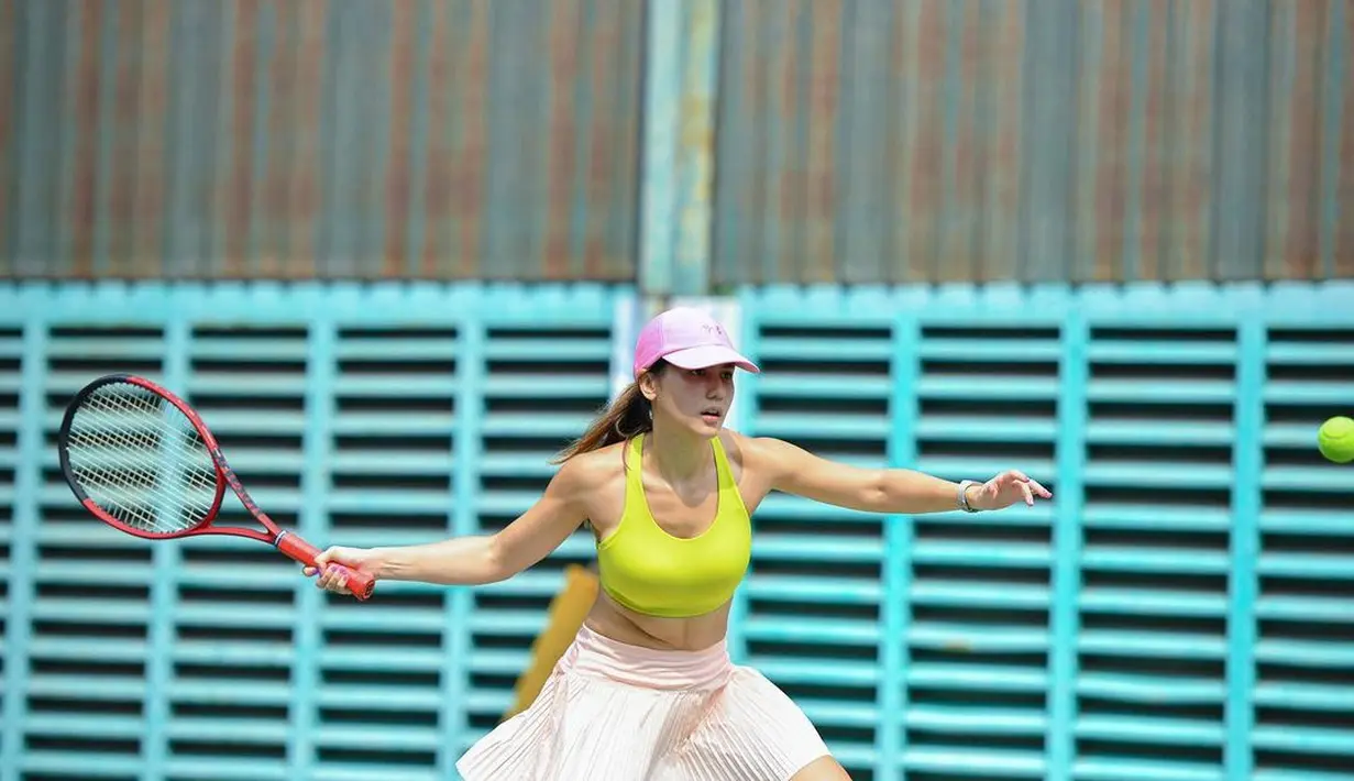Meskipun terlihat serius saat bermain tenis, Pevita Pearce tetap terlihat cantik dalam unggahan foto tersebut. Ayunan tangannya saat memukul bola tenis dengan raket membuat otot-otot di tangannya terlihat kekar. (Instagram/pevpearce)
