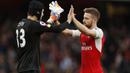 Pemain Arsenal, Petr Cech dan Shkodran Mustafi, merayakan keberhasilan menaklukkan Swansea pada laga Premier League di Stadion Emirates, London, Sabtu (15/10/2016). Arsenal menang 3-2 atas Swansea. (Reuters/John Sibley)