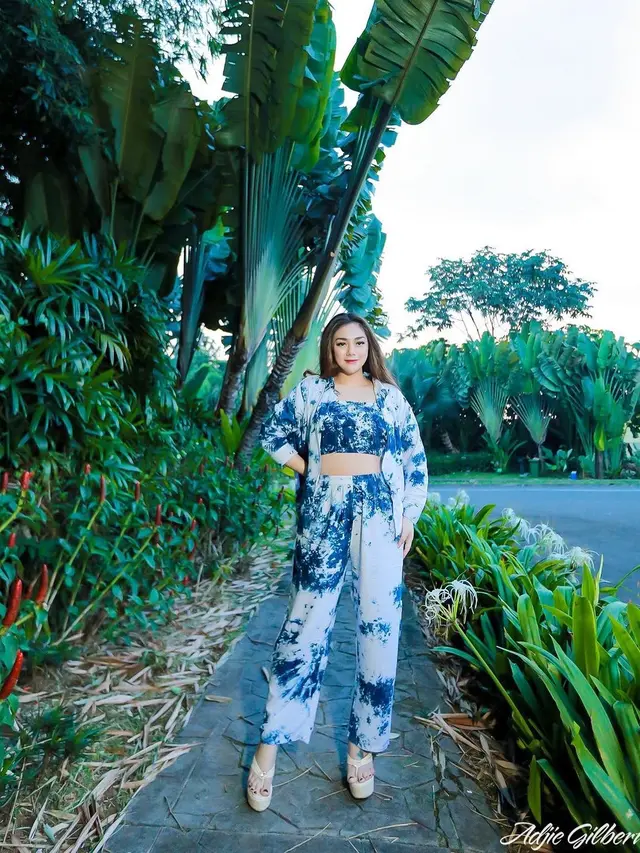 Jadi Ibu 4 Anak, Ini 7 Potret Celine Evangelista Pamer Body Goals Bak ABG