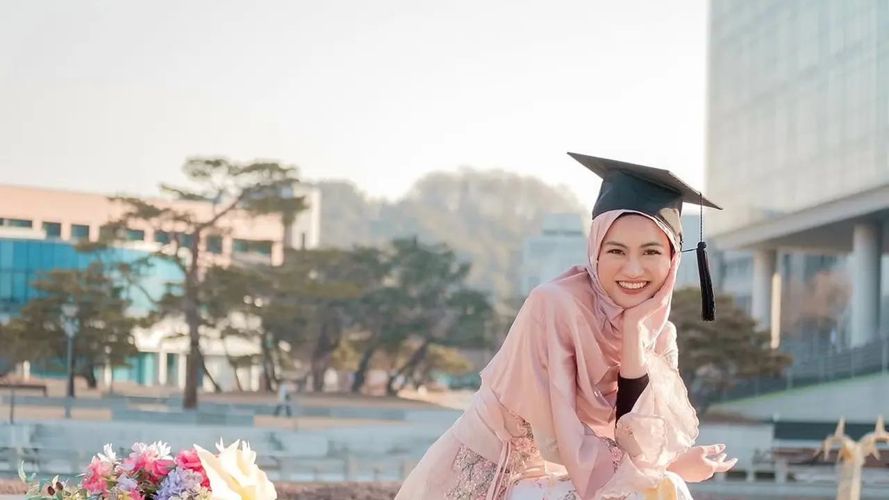 Potret Manis Xaviera Putri Wisuda dengan Kebaya Organza Pink Pastel, Konsisten Pakai Hijab Meleyot