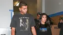 Kourtney Kardashian membawa Younes Bendjima saat menghadiri kelas seni anaknya, Mason. Waah.. Younes sudah dekat banget sama anak Kourtney, ya! (BACKGRID)