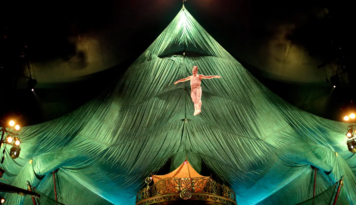 Salah seorang pemain akrobat menampilkan aksi melompat di udara saat pratinjau media untuk pertunjukan ‘Cirque Du Soleil: Kooza’ di Singapura, Selasa (11/7). (AP/ Wong Maye-E)
