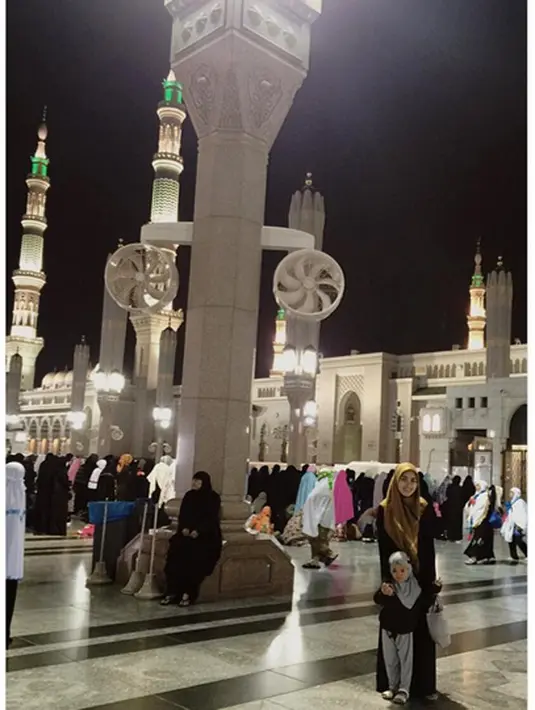 Dengan pakaian ihram, di depan Kabah, Ayu menuliskan rasa syukurnya bisa memenuhi panggilan-NYA. Foto itu mendapatkan ribuan komentar. Setidaknya sejak foto itu diunggah pada (26/12) telah mendapatkan 10 ribu lebih komentar. (Instagram/ayutingting92)