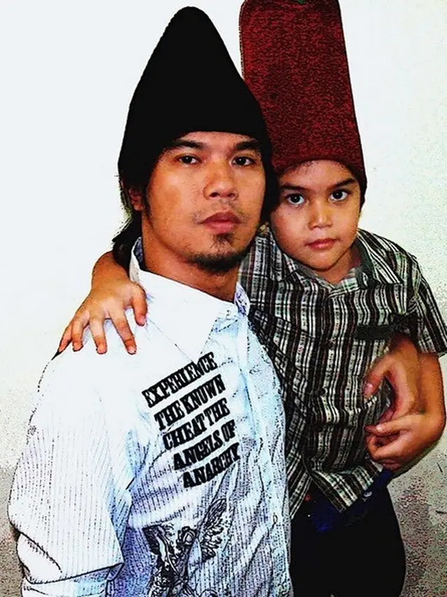 6 Foto Masa Kecil El Rumi Bersama Ahmad Dhani, Penuh Kasih Sayang