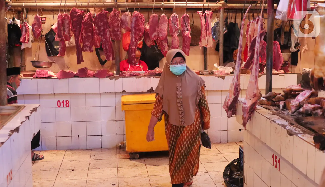 <p>Pembeli melewati deretan daging sapi di Pasar Senen, Jakarta, Selasa (26/4/2022). Harga sejumlah bahan pangan di Jakarta terpantau mengalami kenaikan jelang Lebaran, di antaranya daging sapi dan ayam. (Liputan6.com/Angga Yuniar)</p>