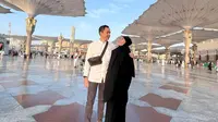 Ayu Dewi dan suami saat berada di Masjid Nabawi. "Rindu sejuknya Masjid Nabawi Mu Yaa Rabku," tulis Ayu Dewi. (Foto: Instagram/ mrsayudewi)