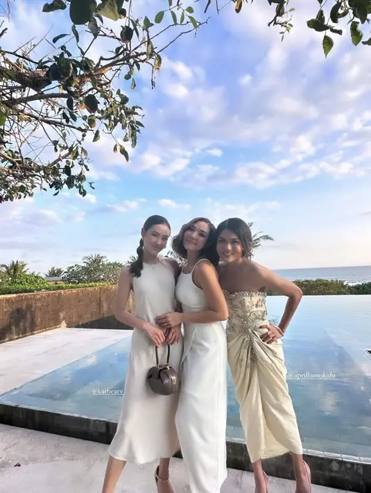 Gisela pun hadir mengenakan dress putih spaghetti strap dipadukan heels warna serasi. @gisel_la.