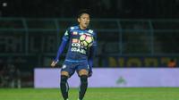 Gelandang Arema FC, Ahmad Bustomi mulai memperlihatkan kemampuan terbaik mendekati paruh musim Liga 1 2017. (Bola.com/Iwan Setiawan)