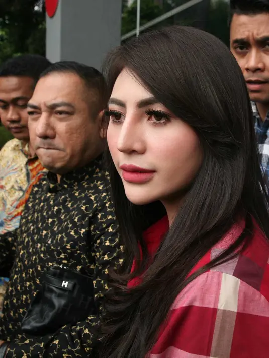 Akibat dari beredarnya katalog tersebut, Widuri mengaku banyak menderita kerugian. Orang yang tidak bertanggung jawab menempel namanya yang disebut sebagai pekerja Alexis. (Nurwahyunan/Bintang.com)