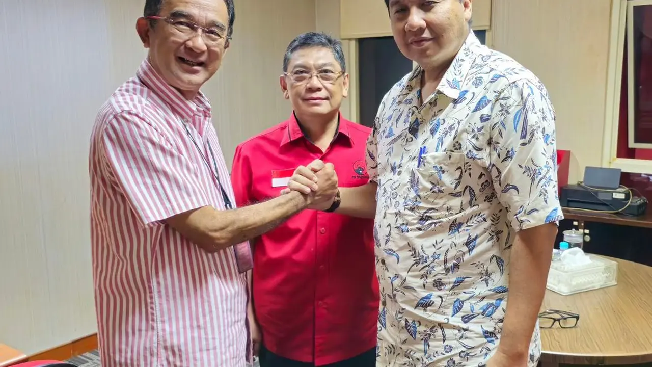Maruarar Sirait pamit dari PDIP dan mengunggah di akun sosial media (sosmed) Instagram miliknya @maruararsirait foto dirinya menyerahkan atau mengembalikan KTA PDIP.
