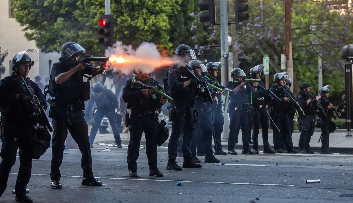 Aparat penegak hukum menggunakan gas air mata, peluru karet, dan granat kejut untuk mengendalikan kerumunan massa. (Apu Gomes/Getty Images North America/Getty Images via AFP)