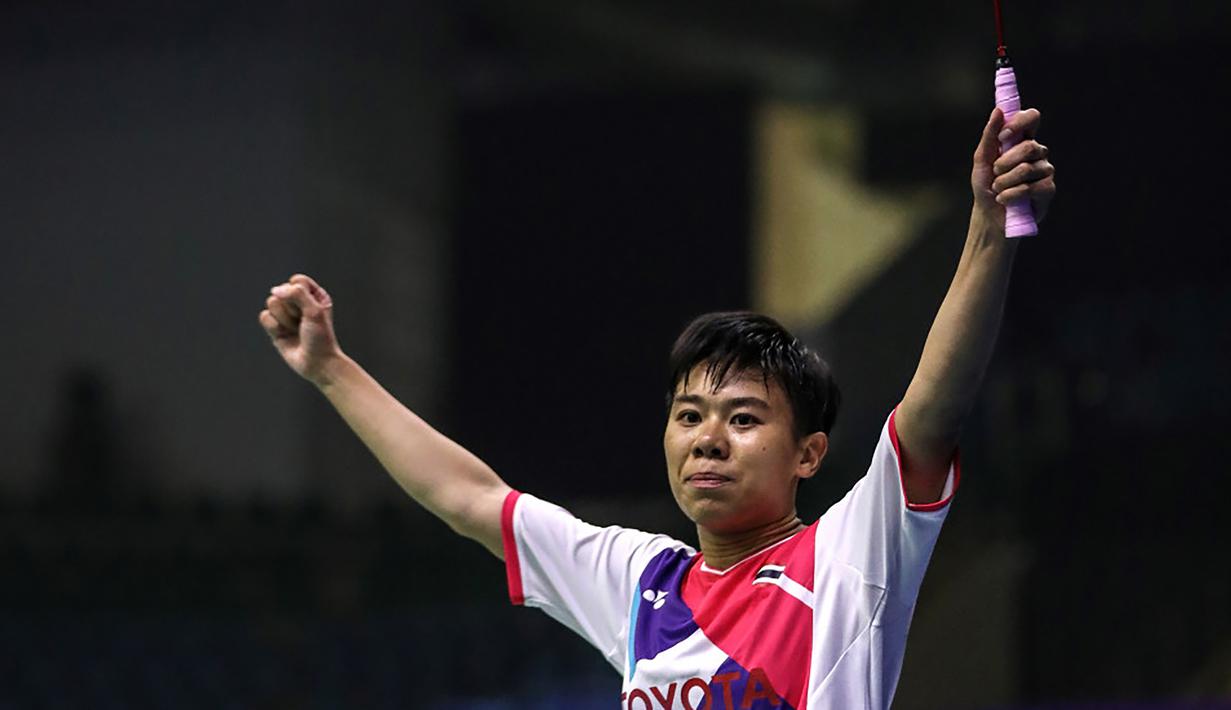 Supanida Katethong. Pebulu tangkis tunggal putri Thailand berusia 24 tahun dan menempati peringkat ke-26 BWF ini mundur di babak 32 besar Indonesia Open 2022 (15/6/2022) usai mengalami cedera saat menghadapi wakil Cina, Wang Zhi Yi. Ia menyerah akibat cedera saat laga baru berjalan 10 menit dalam posisi tertinggal 6-13 di game pertama. (bwfworldtour)