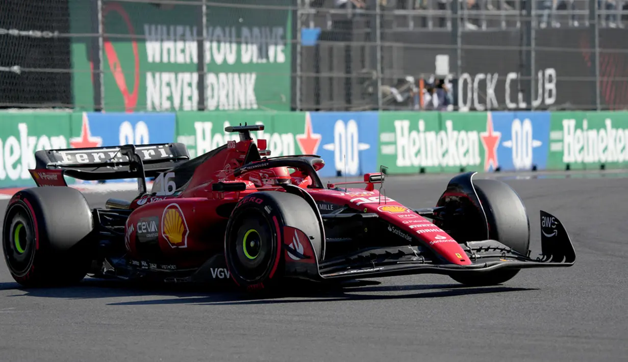 Scuderia Ferrari bersinar di Kualifikasi F1 GP Meksiko 2023. Dua drivernya menjadi yang terdepan, dengan Charles Leclerc merebut pole position. (AP Photo/Fernando Llano)