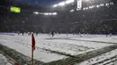 Suasana Allianz Stadium di Turin, Italia, (25/2). Salju tebal yang menutupi lapangan membuat pertandingan lanjutan Serie A Italia antara Juventus melawan Atalanta harus ditunda. (Alessandro Di Marco / ANSA via AP)