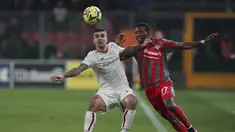 Bek AS Roma, Gianluca Mancini berebut bola dengan penyerang Cremonese, David Okereke pada laga pekan 24 Serie A 2022/2023 di Giovanni Zini Stadium, Italia, pada Rabu (1/3/2023) dini hari WIB. Duel Cremonese vs AS Roma kali ini berlangsung ketat dengan kemenangan Cremonese 2-1 atas Roma. (Spada/LaPresse via AP)
